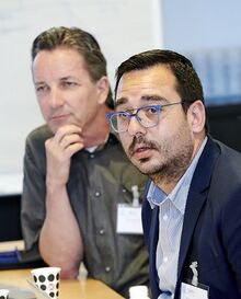 Foto van Menno Gmelig Meijling (links) en Nadeem Taverne (rechts), ingespannen luisterend tijdens de vergadering