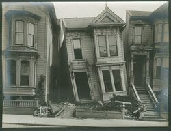 Zwart-wit foto van een scheefgezakt huis